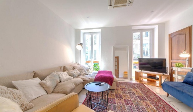 Lovely large familial apartment in central Nice, ten minutes walk to the beach!