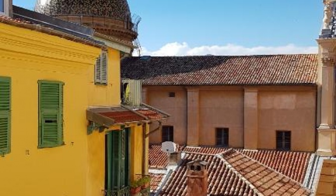 Sunny apartment in heart of Nice Old Town