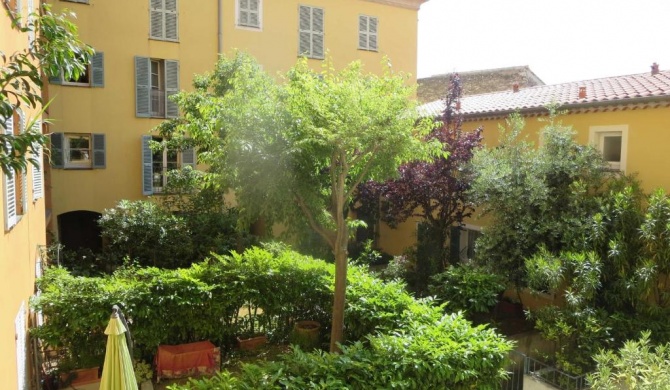 Vieux Nice, grand 2 pièces sur jardins, parking, calme