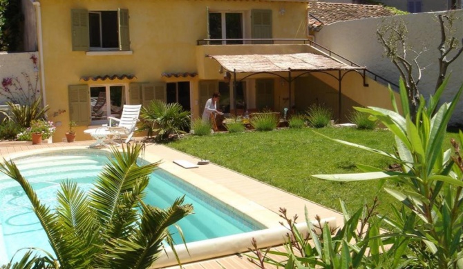 Province House at the heart of Sanary, with private garden & pool