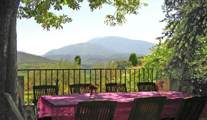 Beautiful mansion with views of Mont Ventoux and with fenced private pool