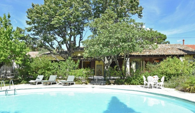 Quaint Villa in Villeneuve l s Avignon with Swimming Pool