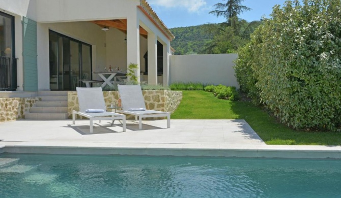Wonderful Villa in Malauc ne with Swimming Pool